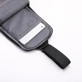 Bandolera negra de poliéster impermeable con detalles en simil cuero. Diseño ultrafino y ligero, con correa reforzada para uso en ambos hombros. Incluye bolsillo delantero con velcro, bolsillo trasero antirrobo con cierre y espacio para tablet de hasta 7 pulgadas.