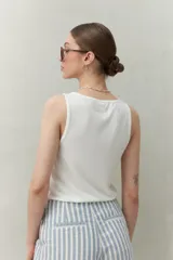 Musculosa blanca de viscosa con escote redondo y sisas amplias.