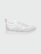 Zapatillas deportivas de diseño clásico en color blanco con detalles en gamuza.