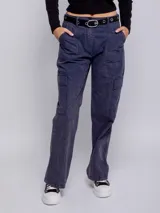 Pantalón cargo de tiro bajo en color azul desgastado, con seis bolsillos y tejido liviano.