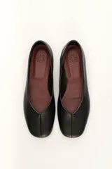 Chatas negras de cuero vacuno, con punta fina y taco bajo de 1.2 cm.