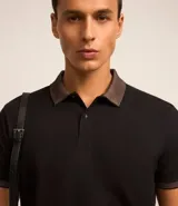 Polo de manga corta color beige, confeccionada en algodón con cuello jacquard y ribete en las mangas.
