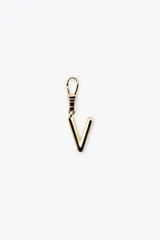 Dije dorado en forma de la letra A, con mosquetón para colgar en carteras o pulseras.