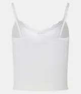 Blusa de pijama blanca de bretel fino con encaje en el escote y textura acanalada.