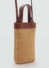 Funda para celular color beige con efecto rafia, doble asa corta y asa larga ajustable.