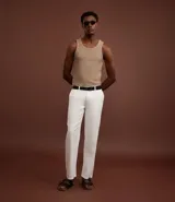 Musculosa de hombre color beige, de corte regular, confeccionada en tejido flamê texturizado.