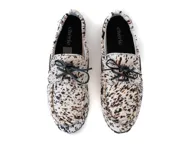 Mocasines con capellada de cuero con estampado animal print en tonos blanco y marrón. Presentan cordones de cuero negro y suela plana.