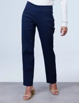 Pantalón negro de gabardina elastizada, marca Ruby Rd, de corte recto. Delantera con bolsillos simulados y trasera con bolsillos aplicados.