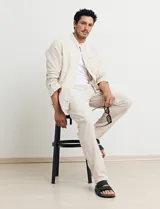 Camisa de lino color beige, de cuello mao y manga larga.