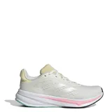 Zapatillas de running de Adidas en tono natural con detalles amarillos y plateados, diseño ligero y transpirable.