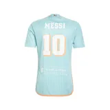 Camiseta de fútbol Adidas del Inter Miami CF, modelo 2024, tercera equipación. Diseño celeste con rayas verticales en relieve, detalles en naranja en cuello y laterales, y las tres tiras de Adidas en los hombros. Incluye el escudo del club y el logo de Adidas en el pecho, y el nombre "Miami" en el frente.