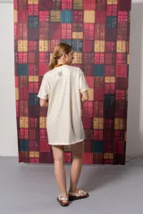 Remerón blanco de corte recto con mangas cortas y cuello redondo.