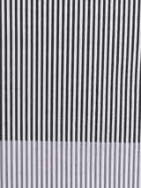Juego de sábanas para cama de dos plazas con diseño a rayas verticales en tonos grises.