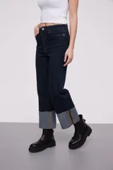 Pantalón de jean azul índigo, de corte recto y tiro alto, con dobladillo en color celeste.