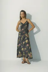 Vestido largo con estampado abstracto en tonos negro, beige y rosa. Diseño con breteles finos y escote en V.