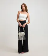 Top cropped blanco de bengalina con breteles finos ajustables y cierre trasero.