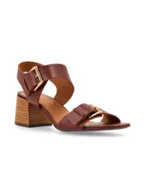 Sandalias de cuero color marrón con hebillas metálicas doradas y taco de madera.