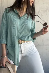 Camisa verde agua con detalles de encaje en el frente y mangas 3/4. Corte holgado y cuello clásico.