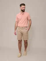 Remera polo celeste de piqué de algodón, corte clásico, con cuello y mangas acanalados.