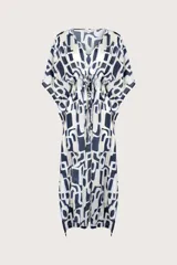 Kaftán largo de mangas cortas con estampado abstracto en tonos azul y blanco, escote en V con cordón ajustable.