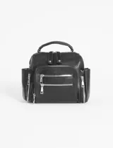 Mochila bandolera negra de cuero sintético con múltiples bolsillos con cierre plateado.