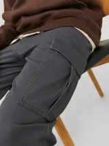 Pantalón cargo color gris oscuro con cierre de cremallera. Confeccionado en tela resistente de algodón y elastano.