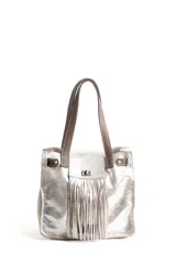 Cartera negra de cuero charol con flecos marrones, doble asa de cuero marrón y cierre con broche metálico.