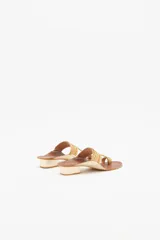 Sandalia de cuero color marrón con bordados y lentejuelas doradas, taco cuadrado de 3 cm de alto.