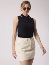 Minifalda de jean color beige, de corte recto y tiro alto.