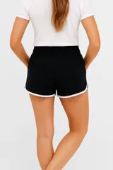 Short negro de algodón con cintura elástica y ribete blanco en el ruedo.