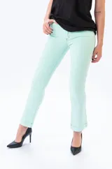 Jeans semi oxford color menta, con calce perfecto y detalle de dobladillo en los extremos.