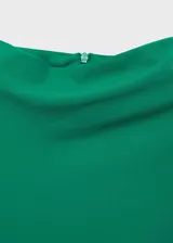 Vestido midi verde con cuello alto, sin mangas y cintura drapeada.