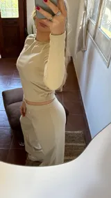 Pantalón beige de jersey térmico con pretina elástica.