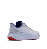 Zapatilla de running y trail para mujer, color blanco con detalles en azul claro y naranja vibrante. Presenta una parte superior de malla tejida jacquard, sistema de amortiguación y tracción Omni-MAX™ y entresuela TechLite+™.