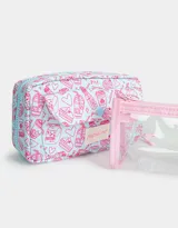 Cartuchera rectangular de tela celeste con estampado de bebidas y postres en color rosa. Tiene un bolsillo frontal con cierre y tiracierre de cordón rosa.