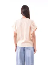 Blusa color negro con escote en V y mangas cortas.