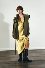 Vestido midi amarillo satinado con escote en pico, tirantes finos ajustables y detalle de encaje a tono en el escote y laterales.