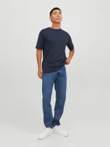 Camiseta azul marino de manga corta y cuello redondo, marca Jack & Jones, confeccionada en algodón orgánico.