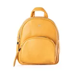 Mochila color camel de poliéster con diseño símil cuero graneado. Tiene acceso con cierre, un compartimento principal, un bolsillo interno con cierre, un bolsillo interno abierto, un bolsillo externo con cierre, correa regulable y herrajes plateados.