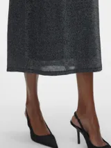Vestido midi negro con brillos plateados, de manga larga y cuello redondo. Confeccionado en tejido de punto con forro de algodón.