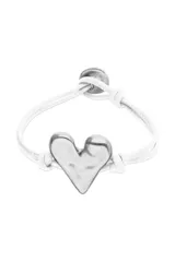 Pulsera ajustable de cordón blanco con un dije central de corazón martillado con baño de plata de ley.