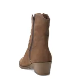 Botas texanas de mujer color negro, con caña media y diseño de costuras decorativas características del estilo cowboy. Poseen taco cuadrado de altura media y punta redondeada, confeccionadas en material sintético con acabado tipo gamuza.