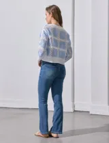 Buzo calado de acrílico, marca Sioni, color celeste y blanco, con cuello a la base y mangas tres cuartos.