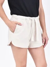 Short negro de tela suave con cintura elástica ajustable con cordón, bolsillos laterales y corte redondeado en los laterales.