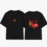 Camiseta celeste con estampado de helados y texto en la espalda.