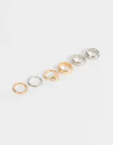 Set de seis anillos de metal con baño plateado y dorado, de diferentes diseños.