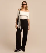 Blusa blanca con escote hombro a hombro y mangas 3/4.
