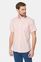 Camisa de hombre color azul marino, de manga corta, con cuello clásico, cierre frontal con botones y bolsillo en el pecho.