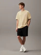 Shorts negros de algodón texturizado con cintura elástica con cordón, bolsillos laterales y trasero. Monograma de Calvin Klein bordado en la cadera.