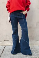 Pantalón jean oxford con recortes, de tiro alto y calce elastizado.